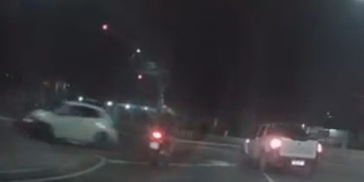 Vídeo mostra entregador avançando sinal e sendo atingind0 por carro na Constantino Nery