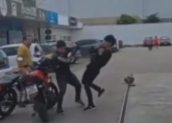 Vídeo mostra motociclistas de app trocando s0c0s em posto de gasolina no Manoa