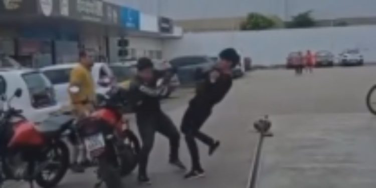 Vídeo mostra motociclistas de app trocando s0c0s em posto de gasolina no Manoa