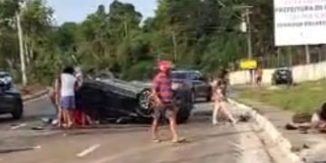 Vídeo: Batida entre três carros mat4 duas pessoas na avenida do Turismo