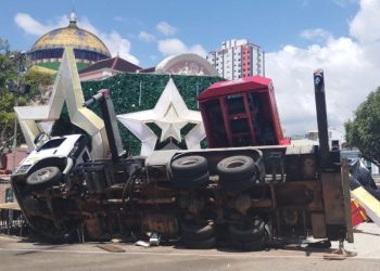 Montagem da árvore no Largo é cancelada após guindaste tombar e m4t4r trabalhador