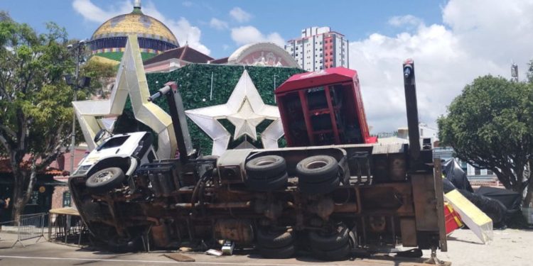 Montagem da árvore no Largo é cancelada após guindaste tombar e m4t4r trabalhador