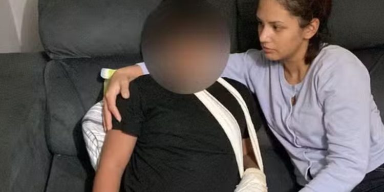 Menino de 9 anos tem dedos amput4d0s após ataque motivado por bullying em escola