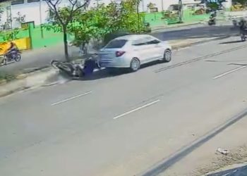Câmera flagra motorista atr0peland0 motoqueiro e passageira após brig4 de trânsito em Manaus