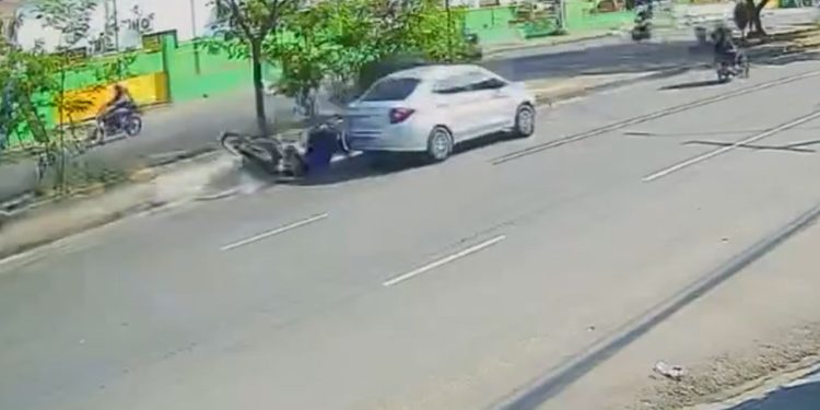 Câmera flagra motorista atr0peland0 motoqueiro e passageira após brig4 de trânsito em Manaus