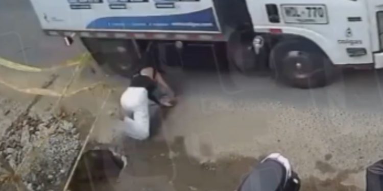 Vídeo: Mãe cai na rua com filho e quase é atr0pelad4 por caminhão de gás