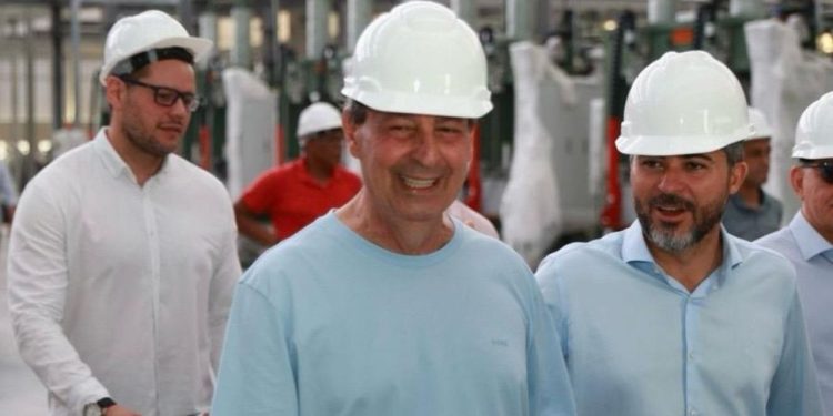 Omar Aziz visita instalações de nova fábrica que deve gerar mais de 1.200 empregos em Manaus