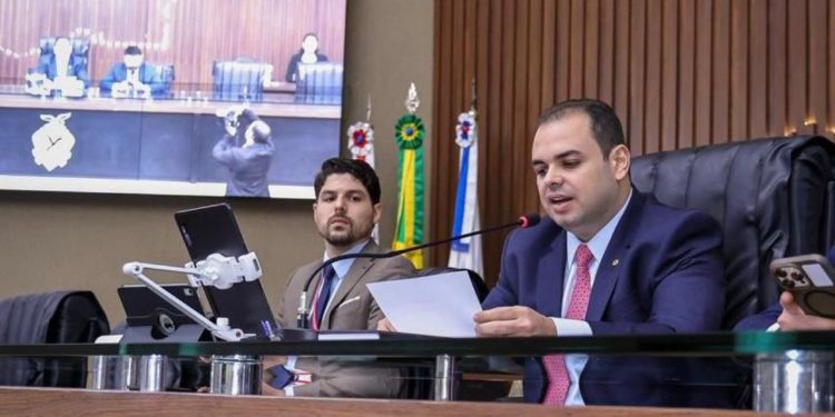 Presidente Roberto Cidade conduz aprovação de projetos que valorizam servidores públicos estaduais