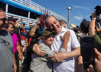 Omar Aziz reforça compromisso com o interior durante visita a Beruri