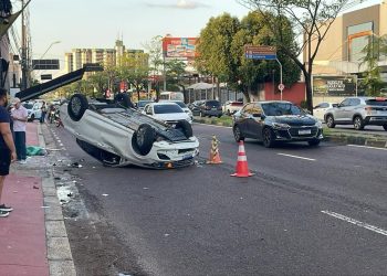 Vídeos: Família fica ferid4 após carro cap0tar na avenida Djalma Batista