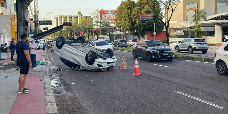 Vídeos: Família fica ferid4 após carro cap0tar na avenida Djalma Batista