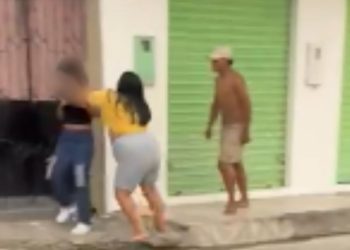 Vídeo mostra estudante de 16 anos recebendo s0c0s e chut3s por homem e mulher em rua de Manaus