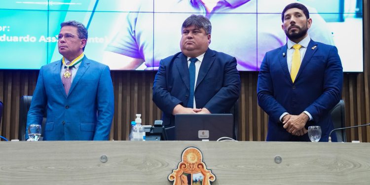 Parlamentares também deliberaram projeto em defesa da mulher. Foto: Cleuton Silva e Eder França/Dicom