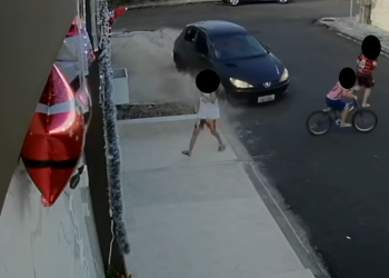 O carro dobrou a via em alta velocidade. Foto: Reprodução