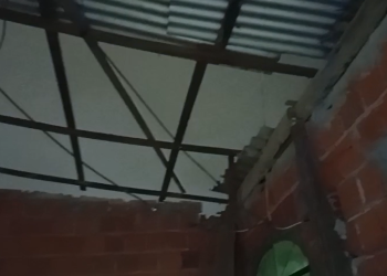 A chuva veio acompanhada ainda de muitos ventos que arrancaram telhados na capital. Foto: Reprodução