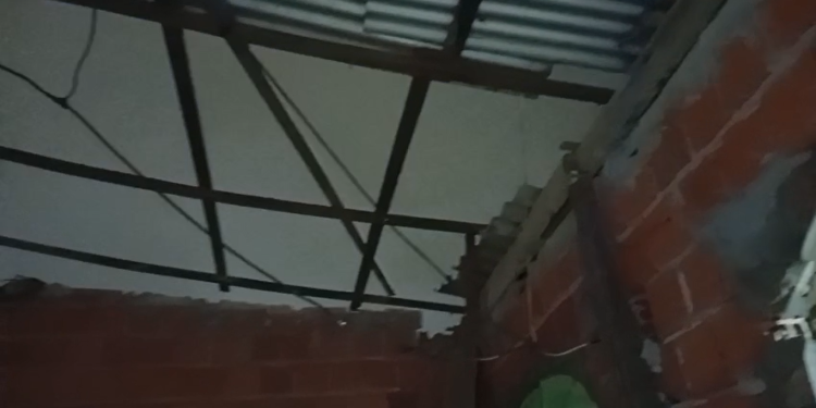 A chuva veio acompanhada ainda de muitos ventos que arrancaram telhados na capital. Foto: Reprodução