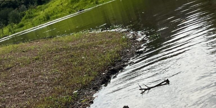 O cadáver vestia short preto e blusa vermelha. Foto: Reprodução