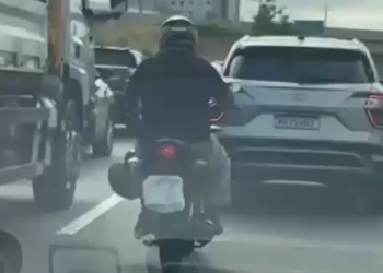 A prática de cobrir a placa configura infração grave. Foto: Reprodução