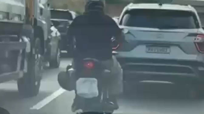 A prática de cobrir a placa configura infração grave. Foto: Reprodução