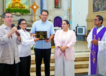 Acompanhado de sua esposa, Gabriela Coimbra, o homenageado foi destacado por seu compromisso em auxiliar populações vulneráveis. Foto: Divulgação