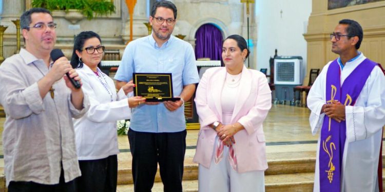 Acompanhado de sua esposa, Gabriela Coimbra, o homenageado foi destacado por seu compromisso em auxiliar populações vulneráveis. Foto: Divulgação