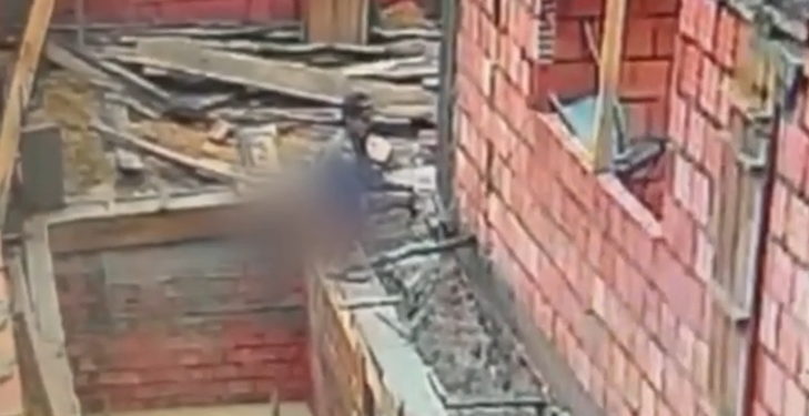 O homem entrou, analisou o local e depois não contou conversa. Foto: Reprodução