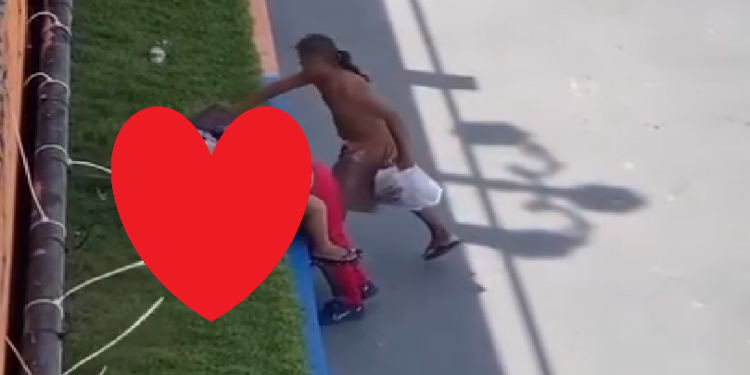 Foi tudo muito rápido e os namorados nem perceberam. Foto: Reprodução