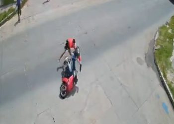 Veja: Ass4ltantes falham na fuga, caem de moto e são agredid0s por populares