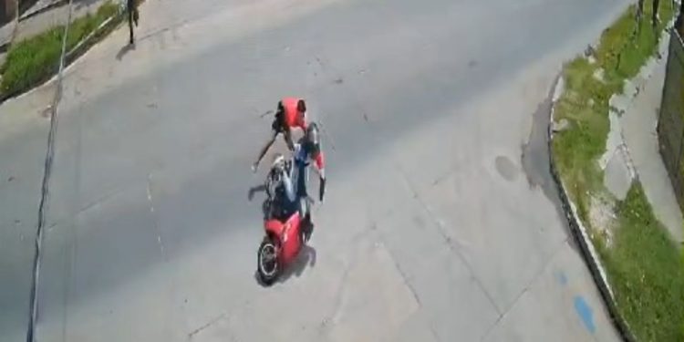 Veja: Ass4ltantes falham na fuga, caem de moto e são agredid0s por populares