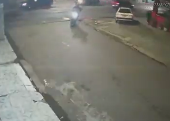 Dois homens são vistos numa motocicleta. Foto: Reprodução