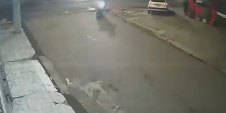 Dois homens são vistos numa motocicleta. Foto: Reprodução