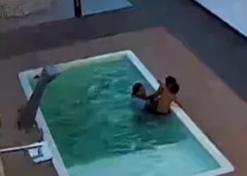 Vídeo mostra pai se jogando na piscina para salvar filhos de af0gament0