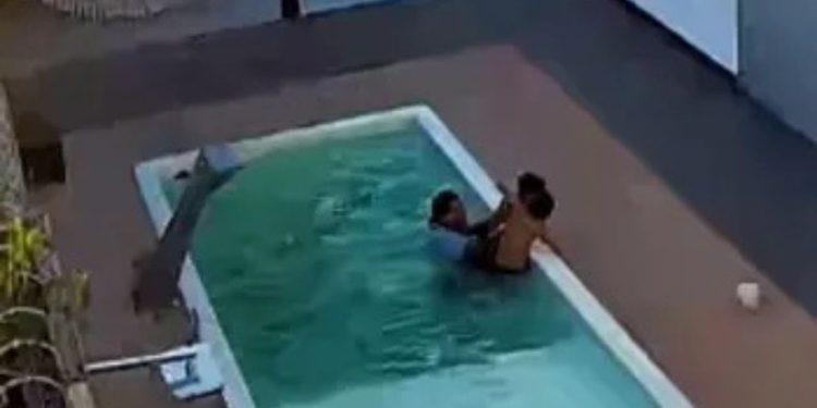 Vídeo mostra pai se jogando na piscina para salvar filhos de af0gament0