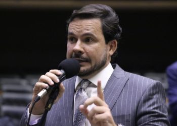 Capitão Alberto Neto cobra no plenário urgência na reconstrução da BR-319 e compromisso do Governo Federal com o AM