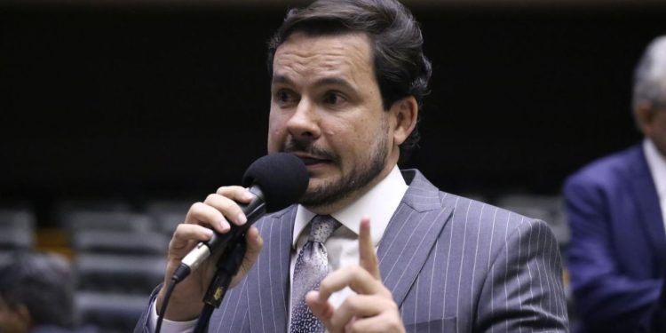 Capitão Alberto Neto cobra no plenário urgência na reconstrução da BR-319 e compromisso do Governo Federal com o AM