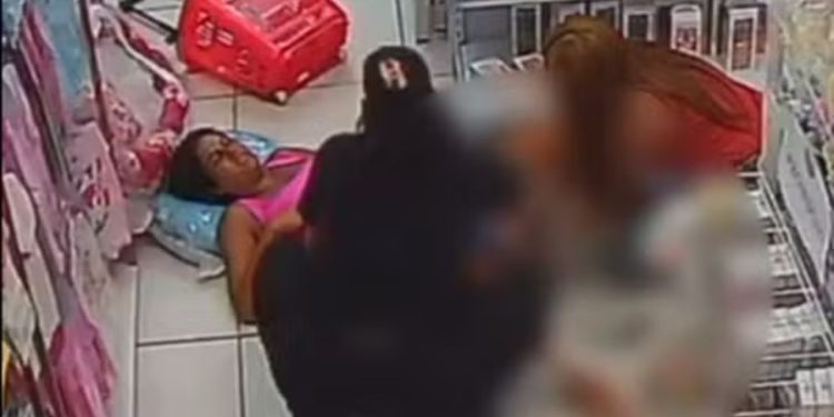 Vídeo: Mulher entra em trabalho de parto e dá à luz dentro de loja de bebês