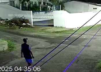 Vídeo: Homem é procurado por furt0 de mercadorias, caixa de som e cofre em residência no Mutirão