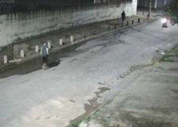 Frieza: vídeo mostra homem abandonando bebê em carrinho e fugindo tranquilamente