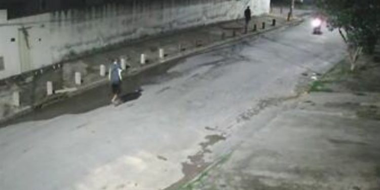 Frieza: vídeo mostra homem abandonando bebê em carrinho e fugindo tranquilamente