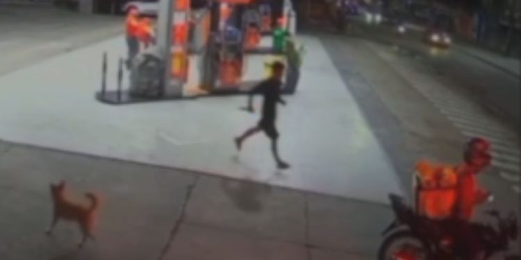 Vídeo: Homem at4ca frentista e motociclista a f4cadas em posto de combustíveis em Manaus