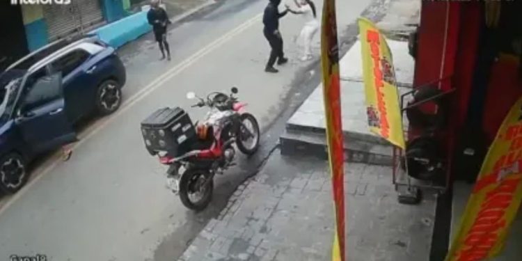 Vídeo: Crimin0sos fecham carro e ass4ltam ex-rainha de bateria da Beija-Flor