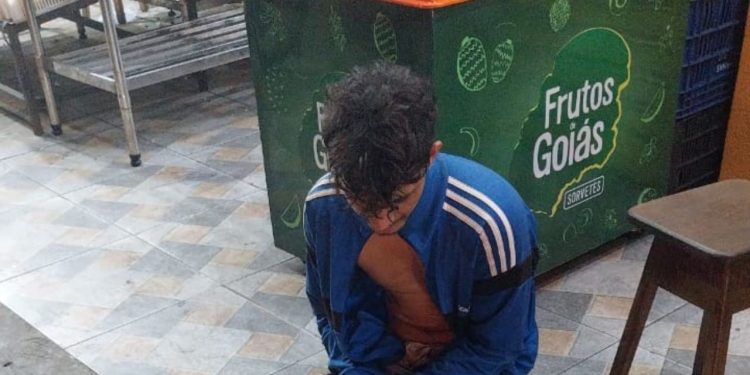 Após sequ3str0, jovem é achado am4rrad0 em frente a hortifruti em Manaus