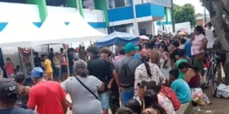 Vídeo: Distribuição de cestas natalinas termina em confusão em Maués