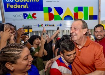 O senador visitou o canteiro de obras do muro de arrimo e da nova maternidade de Parintins. Foto: Divulgação