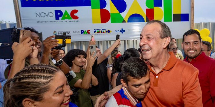 O senador visitou o canteiro de obras do muro de arrimo e da nova maternidade de Parintins. Foto: Divulgação