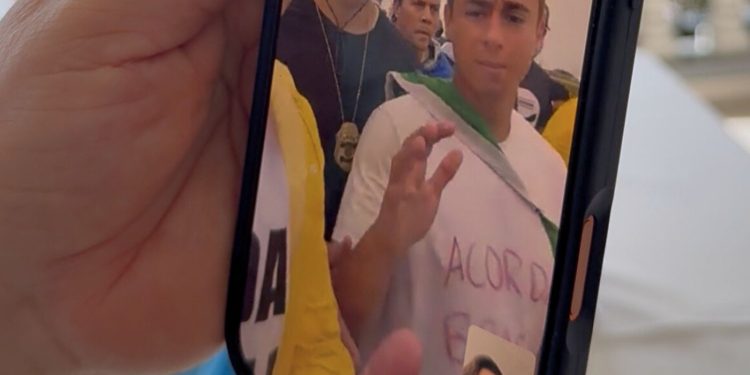 Em videochamada, Professora Maria do Carmo presta apoio a Nikolas Ferreira na ‘Caminhada pela Liberdade’