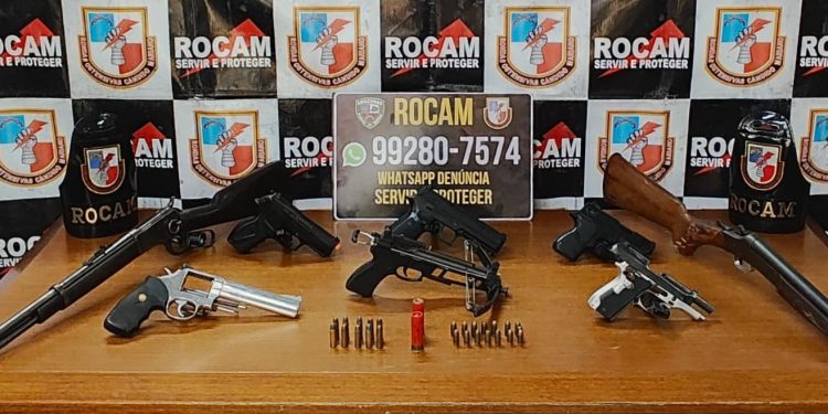 Com ele, foram apreendidas quatro armas de fogo, três simulacros de pistola e 27 munições. Foto: Reprodução