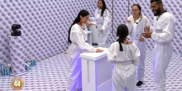 Lívia, Rainha do Boi Garantido, aperta o botão no Quarto Branco, leva R$ 50 mil e perde vaga no BBB