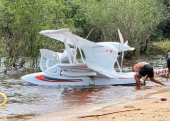 Vídeo: Aeronave cai no Rio Negro próximo à Ponte Rio Negro e deixa dois ferid0s