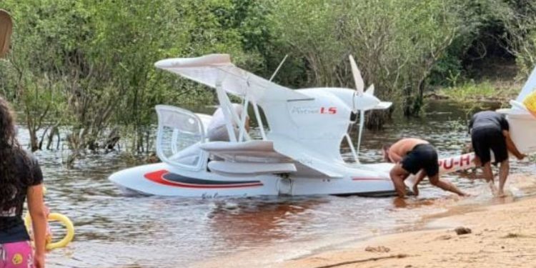 Vídeo: Aeronave cai no Rio Negro próximo à Ponte Rio Negro e deixa dois ferid0s